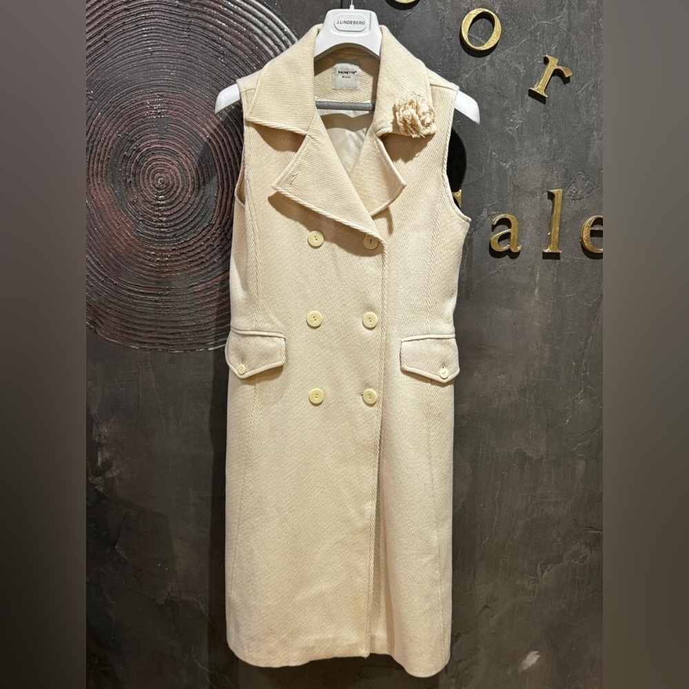 Cream sleeveless coat size M belt detail